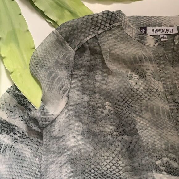 🌟JENNIFER Lopez Button Down Blouse⭐️ - Picture 3 of 13